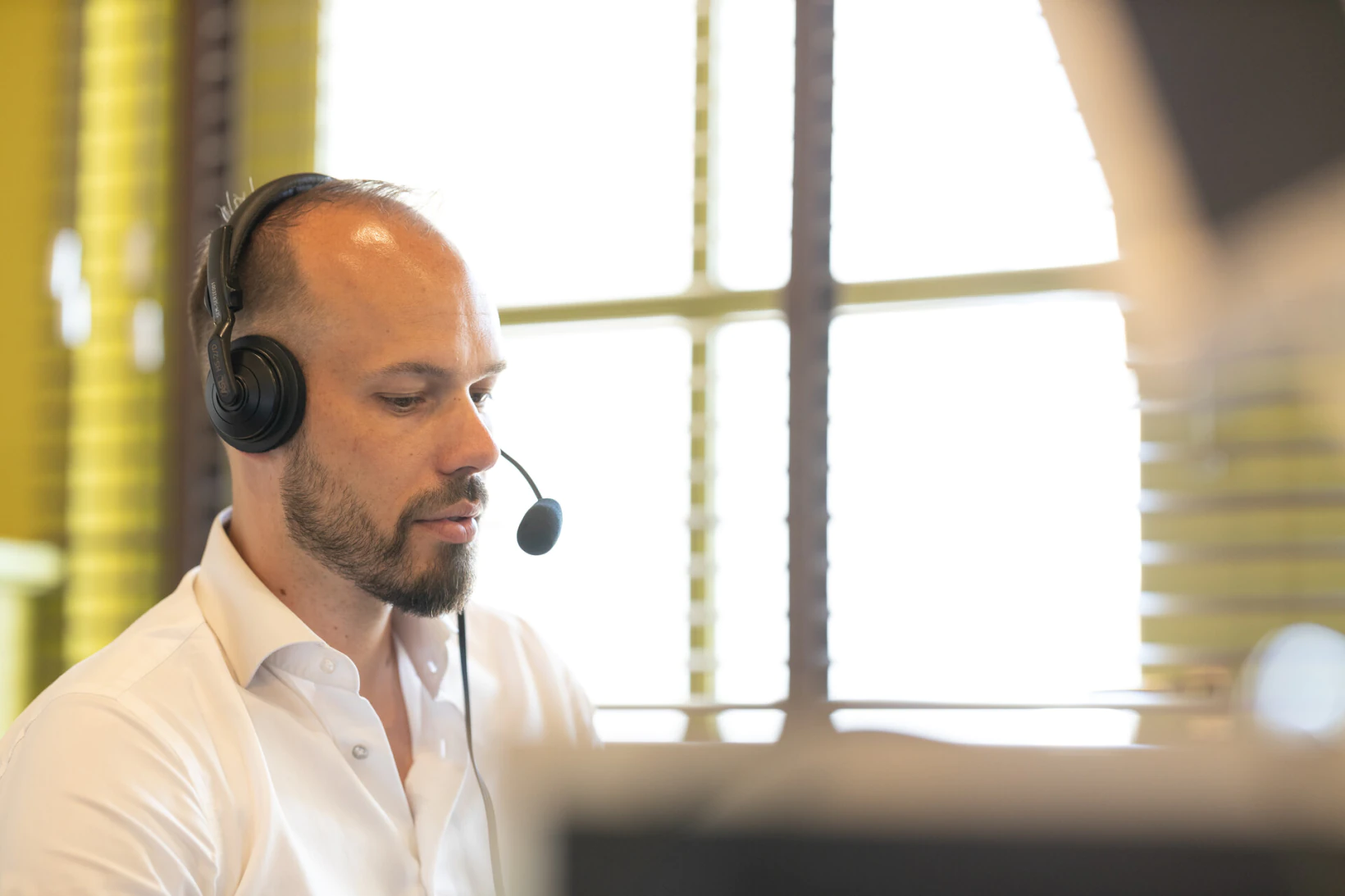 Waarom een showcaller onmisbaar is voor een vlekkeloos showverloop