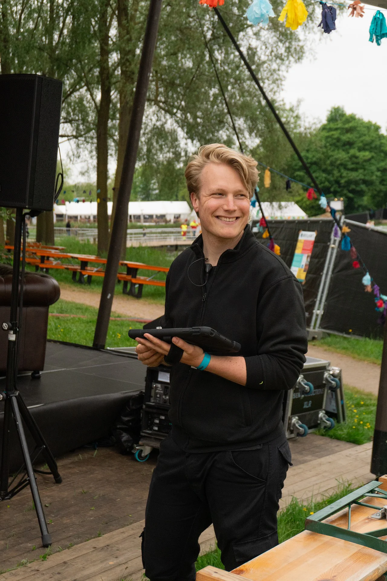 Event technicus ondersteund tijdens een Bevrijdingsfestival Overijssel