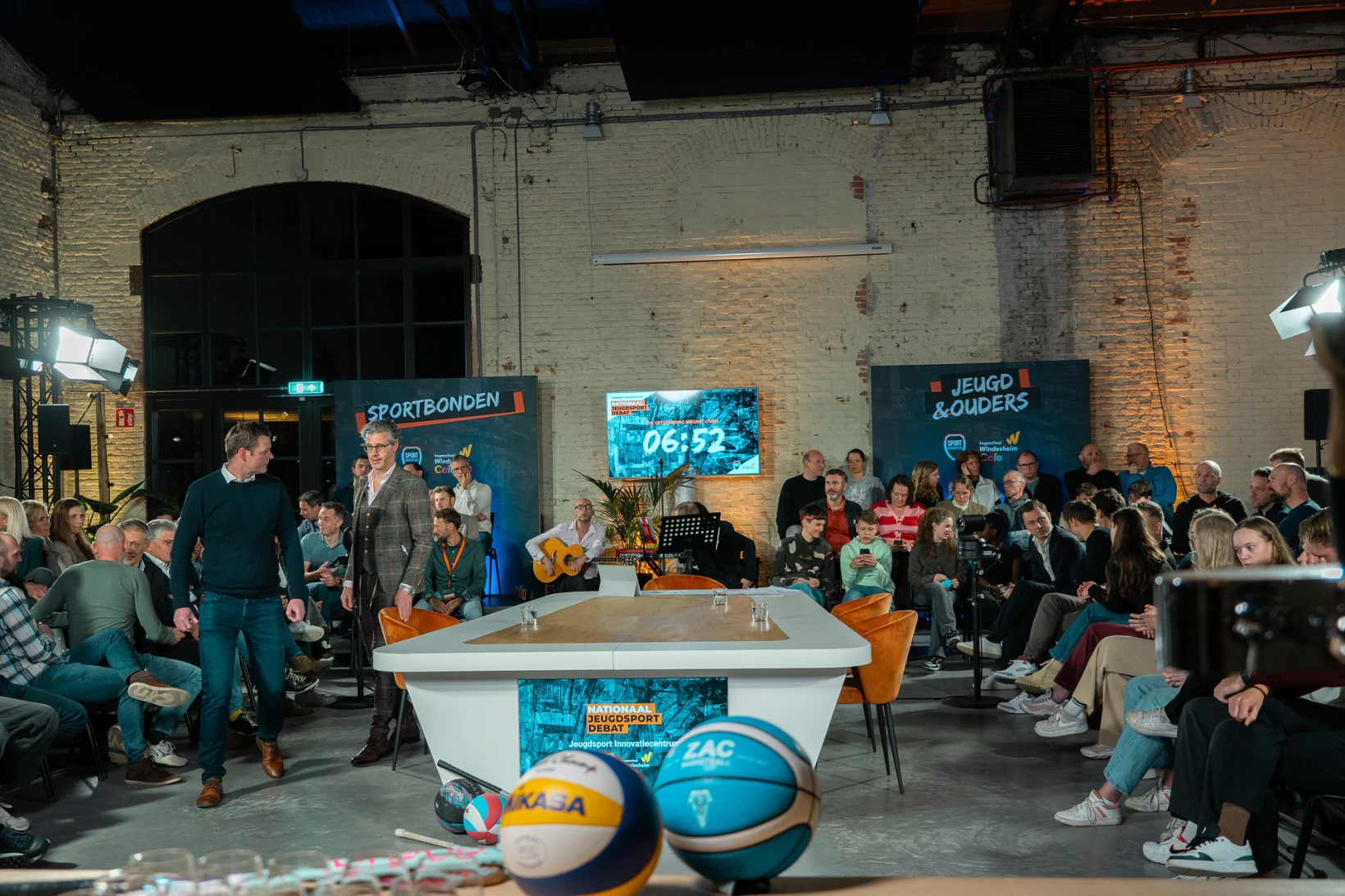 Jeugdsport debat aan costum talkshowtafel