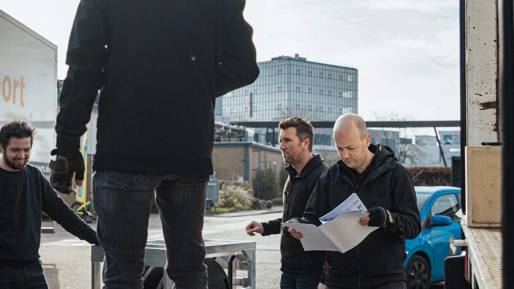 Productieleider controleert de draaiboeken tijdens de voorbereiding van een evenement.