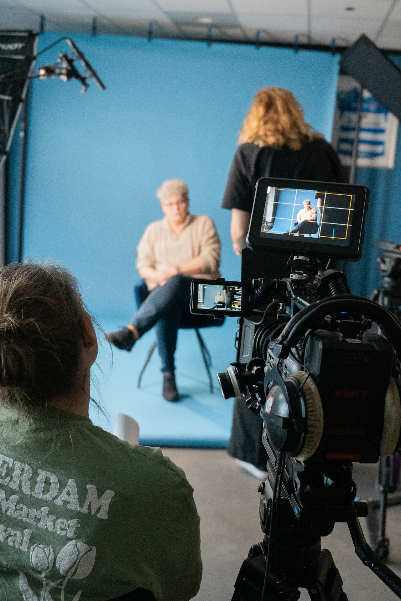 Zakelijk interview wordt opgenomen met professionele belichting.