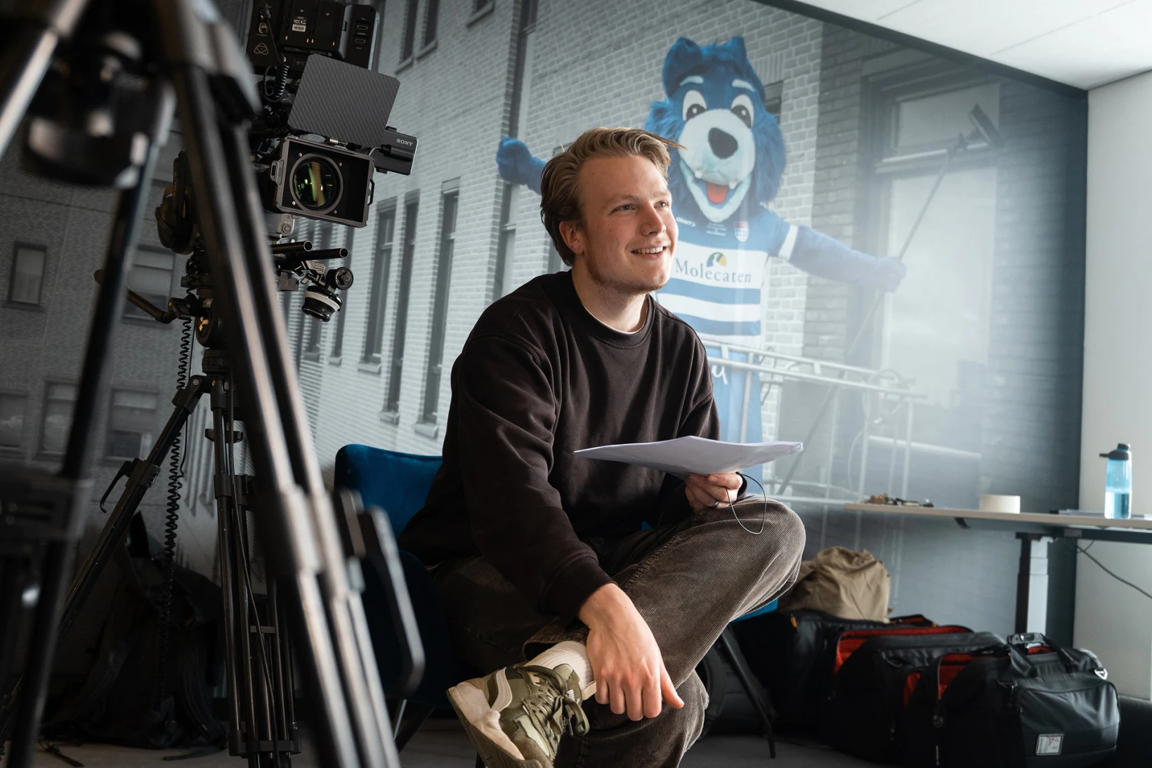 Regisseur geeft instructies tijdens een videoproductie.
