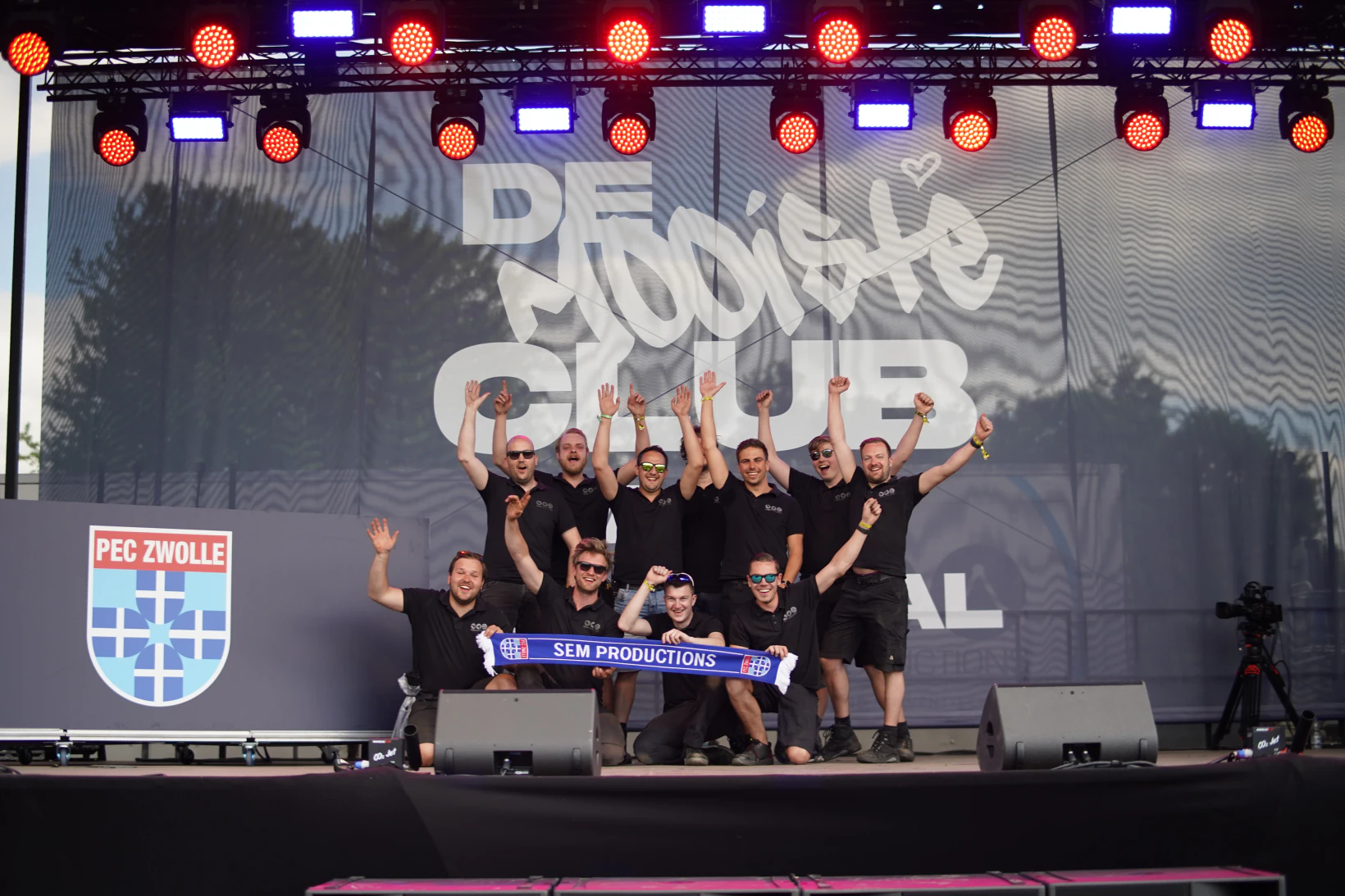 Groepsfoto van het SEM-team op het podium van PEC Zwolle tijdens een huldiging en evenementproductie.