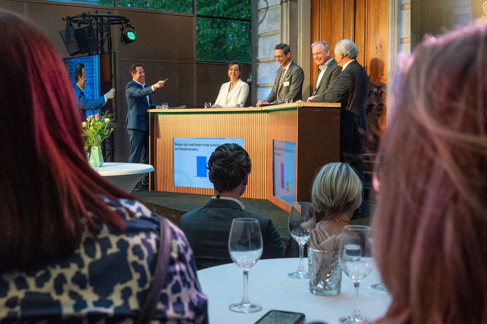 Debat desk voor presentaties en panelgesprekken