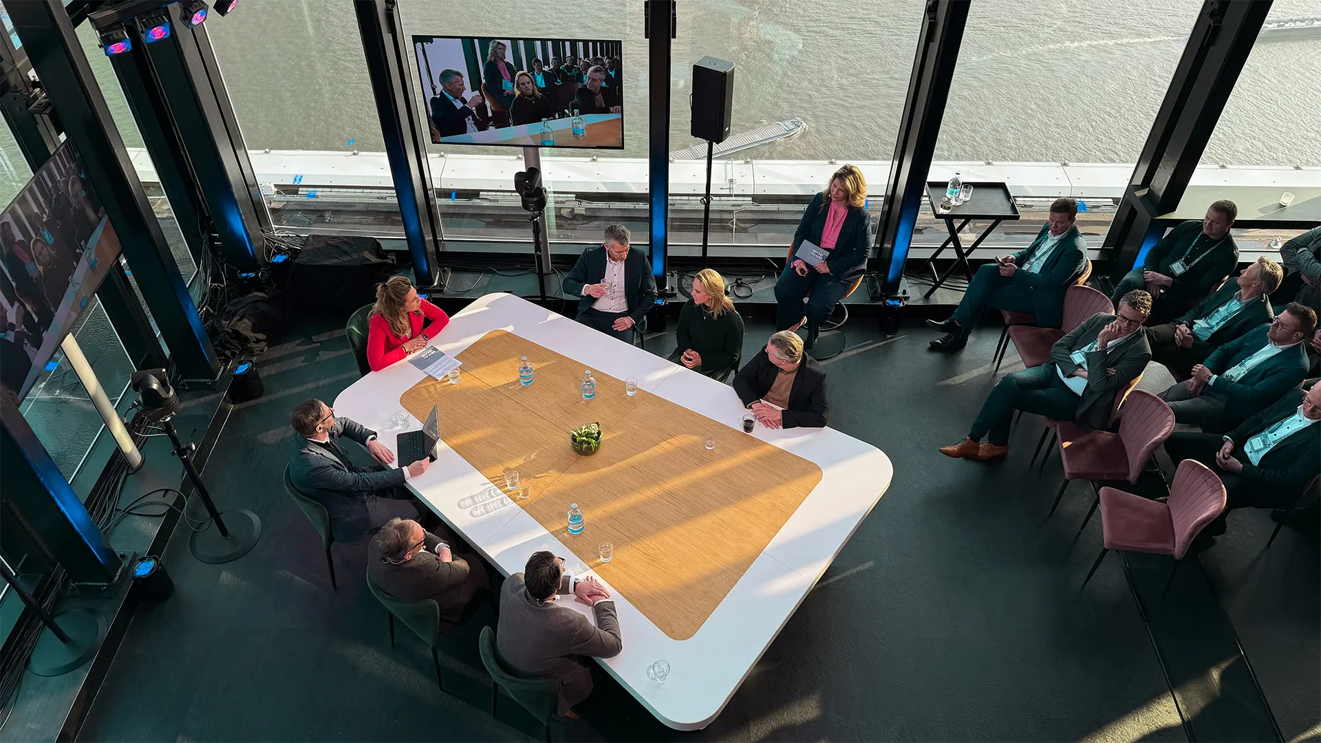 talkshowtafel tijdens live debat