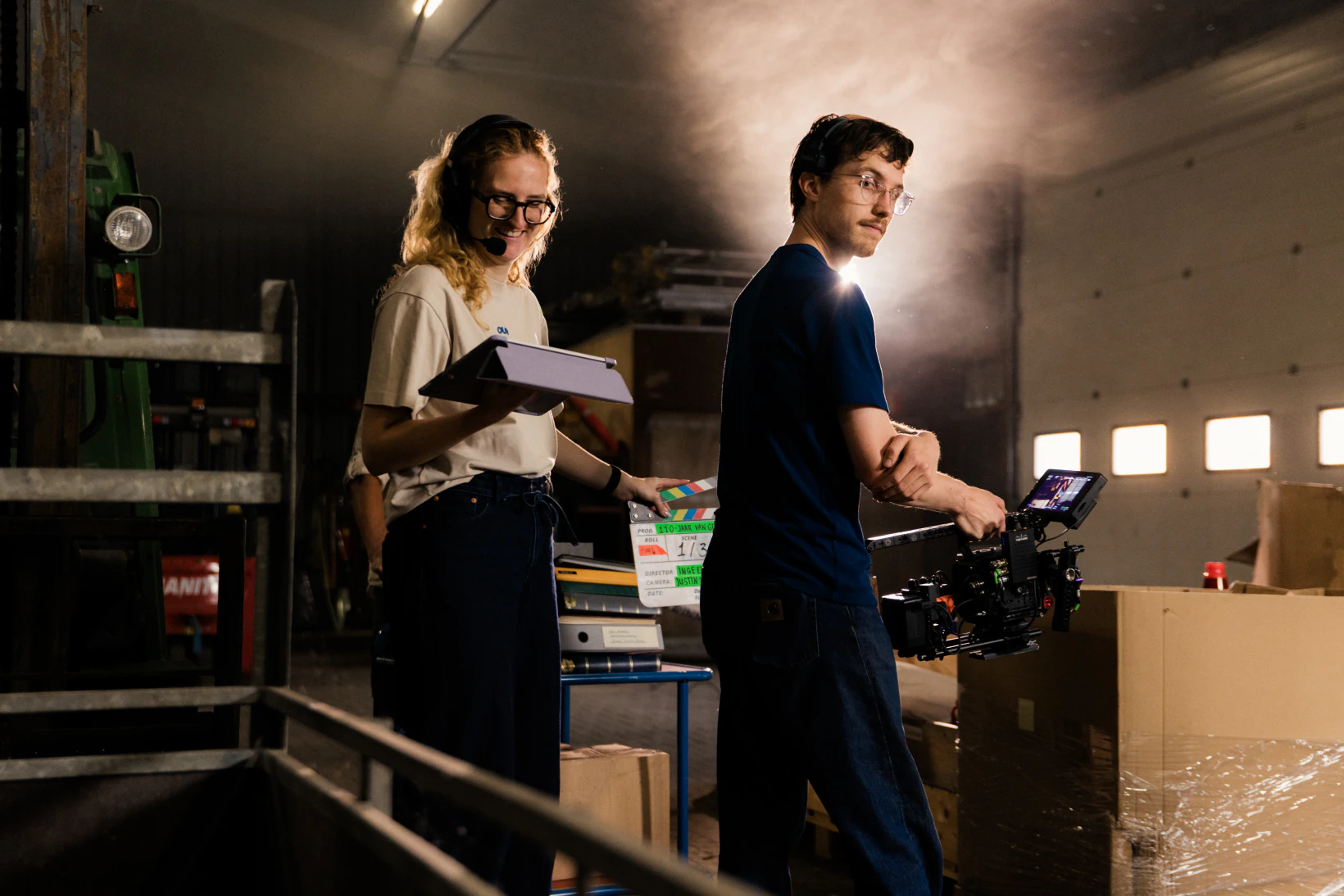 Videoproductieteam werkt samen aan de opname van een bedrijfsfilm op locatie.