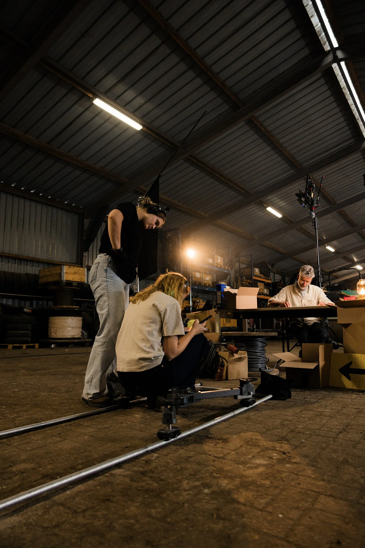 Regisseur geeft instructies tijdens een videoproductie.