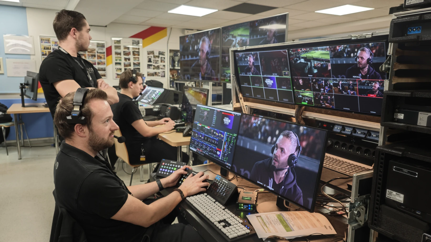 Productieteam bedient video audio en licht tijdens show